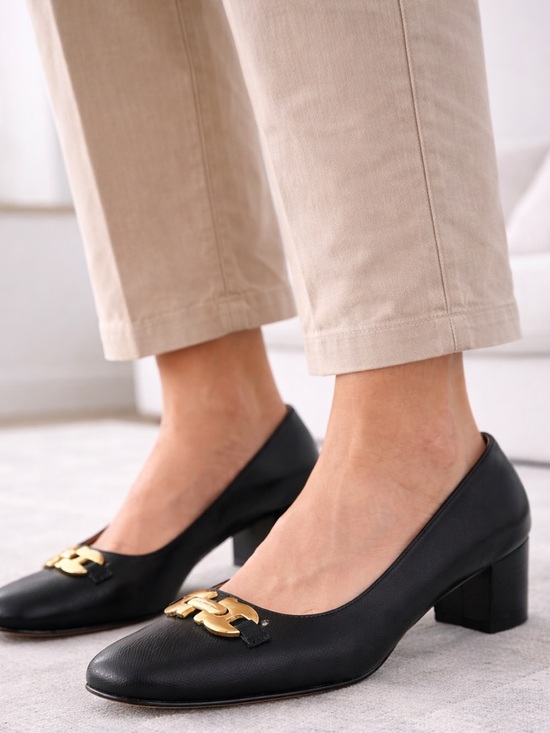 Salvatore Ferragamo Shoes - Salvatore Ferragamo Boutique Black Leather Pumps Size 8C Gold Gancini Italy